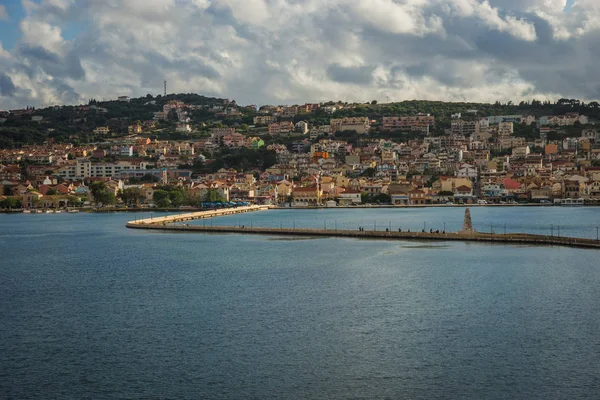 Pintoresca vista de la ciudad de Argostoli a orillas del lago —  Fotos de Stock