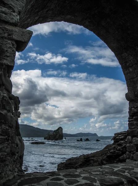 Pequeña iglesia en la isla Gastelugache, País Vasco, España — Foto de Stock