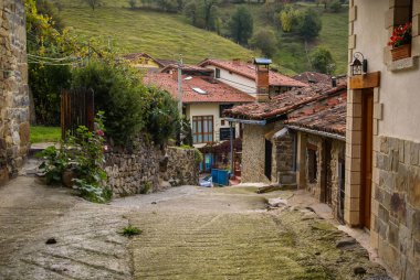 Avrupa zirvesinin dağlarda sonbaharda pitoresk köy