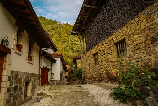 Picturesque village in autumn in  mountains of Europe Peaks — Stock Photo, Image