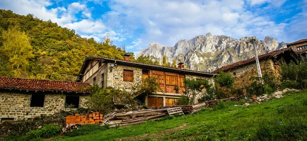 Pittoresco villaggio in autunno nelle montagne d'Europa Cime — Foto Stock