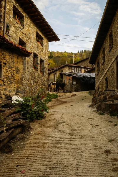 Pittoresk dorpje in de herfst in de bergen van Europa pieken — Stockfoto