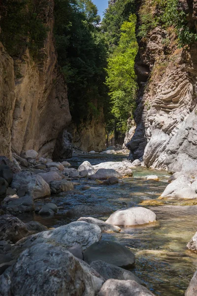 Desfiladeiro do rio de montanha perto de Panta Vrexei em Evritânia, Grécia — Fotografia de Stock