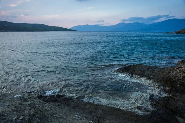 Hermosa playa de Zastani al atardecer, Evia, Grecia — Foto de Stock