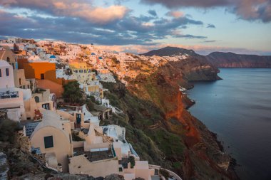 Gün batımında, Oia, Santorini, Greec bir tepenin yamacında beyaz şehir