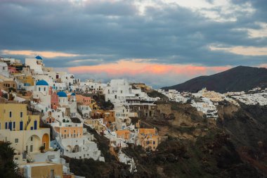 Gün batımında, Oia, Santorini, Greec bir tepenin yamacında beyaz şehir