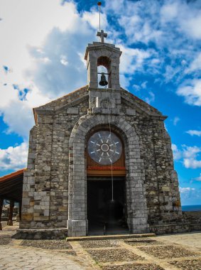 Gastelugache - ada üzerinde sahil, Bay of Bermeo, Bask Ülkesi Belediyeye ait Biskay.