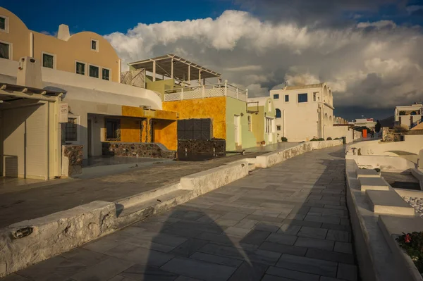 Ville blanche sur une pente d'une colline au coucher du soleil, Oia, Santorin, Greec — Photo