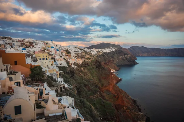 Gün batımında, Oia, Santorini, Greec bir tepenin yamacında beyaz şehir
