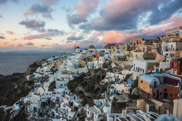 Ville blanche sur une pente d'une colline au coucher du soleil, Oia, Santorin, Greec — Photo