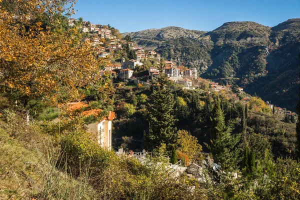 風光明媚な山村ランガディア、Pelopon の秋風景 — ストック写真