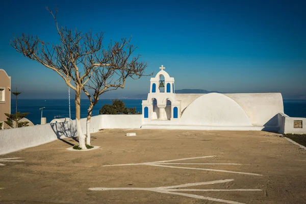 Eglise blanche et bleue à Oia, Santorin, Grèce — Photo