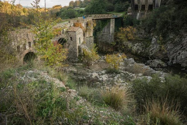 Nouveau pont et ancien pont avec une petite chapelle à Karytaina, Pelo — Photo