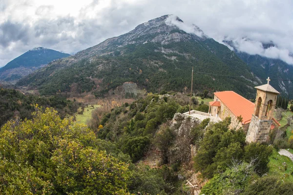 Pequeña iglesia al lado de la carretera en el Peloponeso en Grecia — Foto de Stock