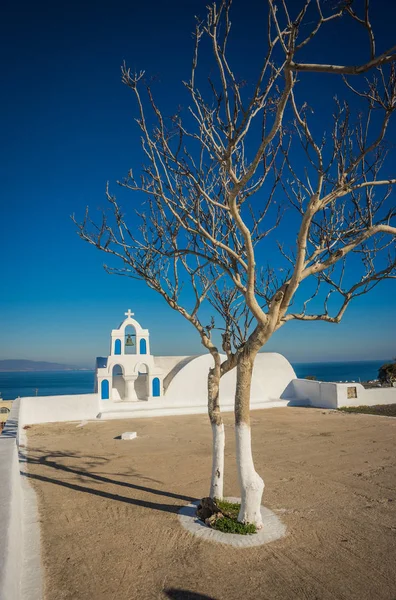 Igreja branca e azul em Oia, Santorini, Grécia — Fotografia de Stock