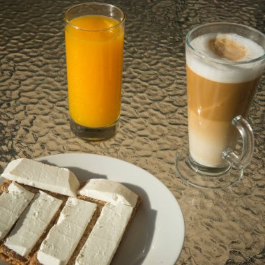 Kahve, portakal suyu ve crispbread yumuşak beyaz peynir