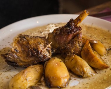 Kızarmış kuzu bacak wight plaka üzerinde patates ile