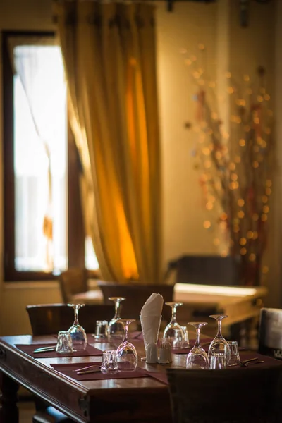 Las copas de vino sobre la mesa de madera en la luz de fiesta — Foto de Stock