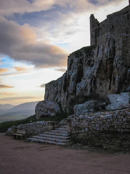 新附近华实，西班牙的卡拉特拉瓦城堡的废墟 — 图库照片