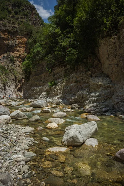 Berg rivier gorge in de buurt van Panta Vrexei in Evritania, Griekenland — Stockfoto