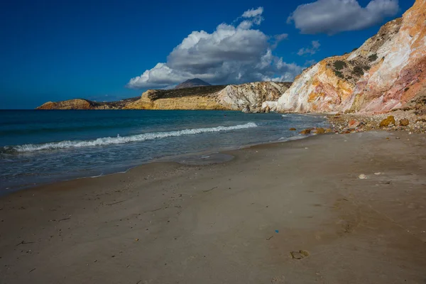 Natuurlijke kleuren van Firiplaka beach, Milos, Griekenland — Stockfoto