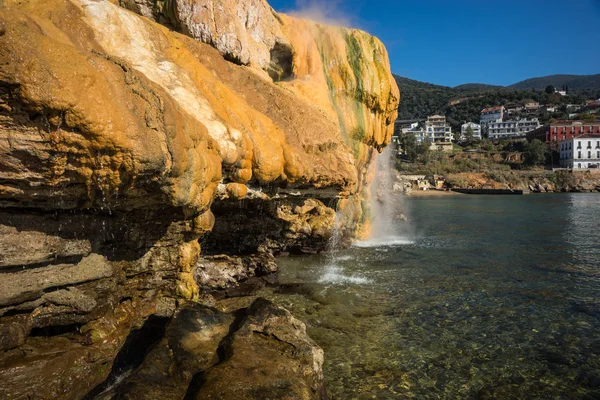 风景秀丽的热瀑布，Loutro Edipsou，埃维亚，Gr 在海滩上 — 图库照片