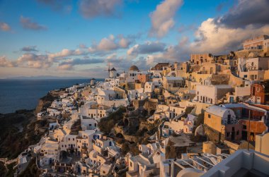 Gün batımında, Oia, Santorini, Greec bir tepenin yamacında beyaz şehir