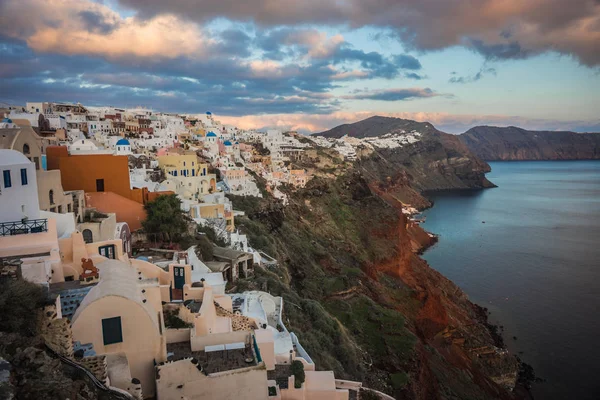 Gün batımında, Oia, Santorini, Greec bir tepenin yamacında beyaz şehir