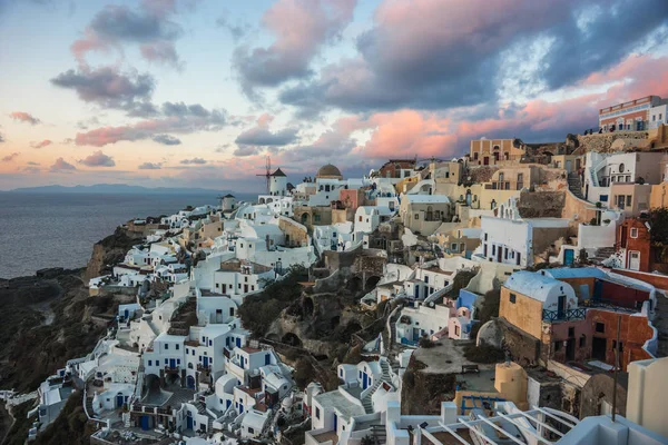 Ville blanche sur une pente d'une colline au coucher du soleil, Oia, Santorin, Greec — Photo