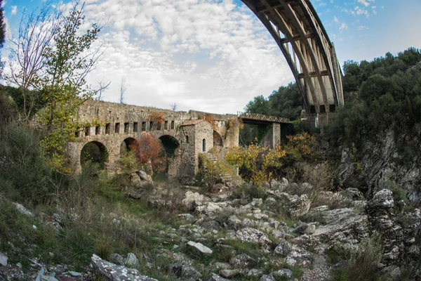 Új és régi híd, egy kis kápolna Karytaina, Pelo — Stock Fotó