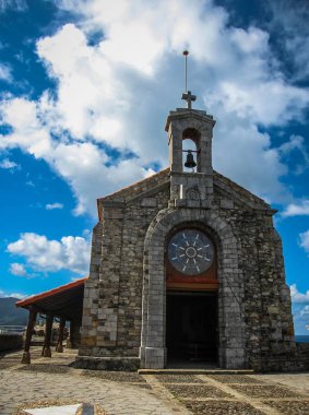 Gastelugache - ada üzerinde sahil, Bay of Bermeo, Bask Ülkesi Belediyeye ait Biskay. Ada insan yapımı köprü ile anakaraya bağlı