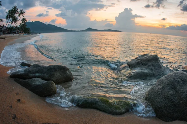 Paisaje marino en la playa de Lamai en la isla de Samui en Tailandia — Foto de Stock