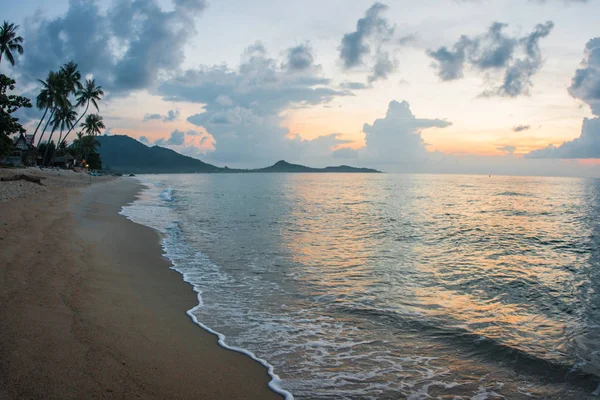 Paisaje marino en la playa de Lamai en la isla de Samui en Tailandia — Foto de Stock