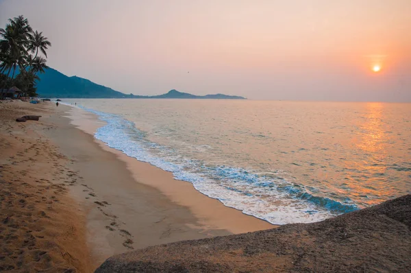 Paisaje marino en la playa de Lamai en la isla de Samui en Tailandia — Foto de Stock