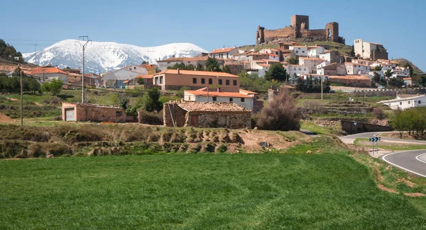 Paisagem com ruínas de um castelo em Trasmos, Aragão, Espanha — Fotografia de Stock