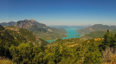 Dağın doğal görünümünden Kremaston göl, Evritania, Gree için