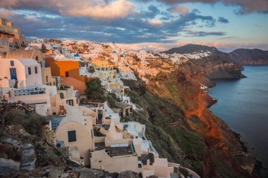 Gün batımında, Oia, Santorini, Greec bir tepenin yamacında beyaz şehir
