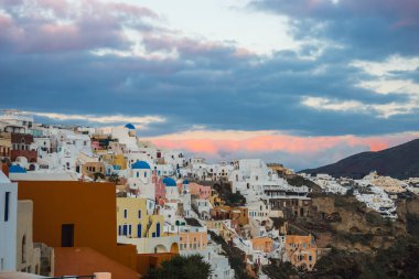 Gün batımında, Oia, Santorini, Greec bir tepenin yamacında beyaz şehir