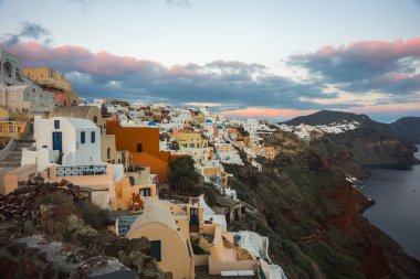 Gün batımında, Oia, Santorini, Greec bir tepenin yamacında beyaz şehir