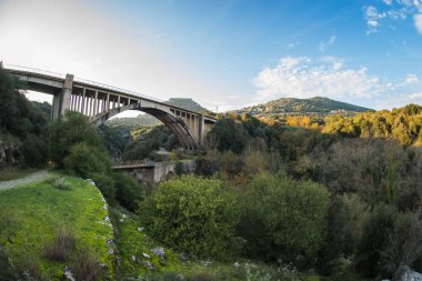 Yeni köprü ve Karytaina, Pelo küçük bir şapel ile eski köprü