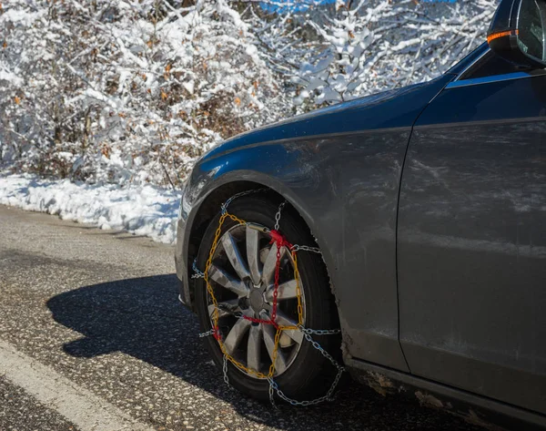 Цепи на автомобиле скачут в снежных горах зимой — стоковое фото