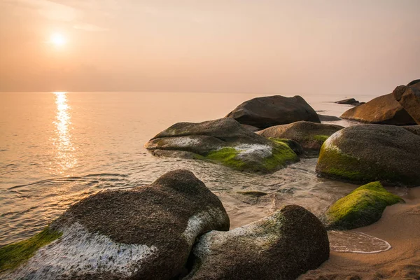 Paisaje marino en la playa de Lamai en la isla de Samui en Tailandia — Foto de Stock