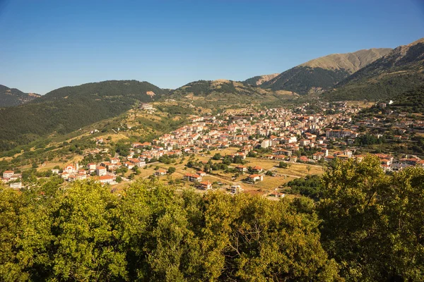 Вид на горную деревню Карпениси, Эвритания, Греция — стоковое фото