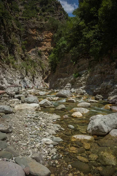 Berg rivier gorge in de buurt van Panta Vrexei in Evritania, Griekenland — Stockfoto