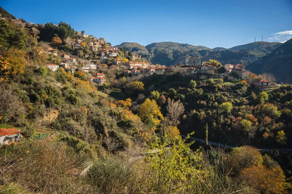 Paysage pittoresque d'automne de montagne avec le village Langadia, Pelopon — Photo