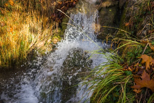 Malebné horské podzimní krajina s řekou a watergfalls, P — Stock fotografie