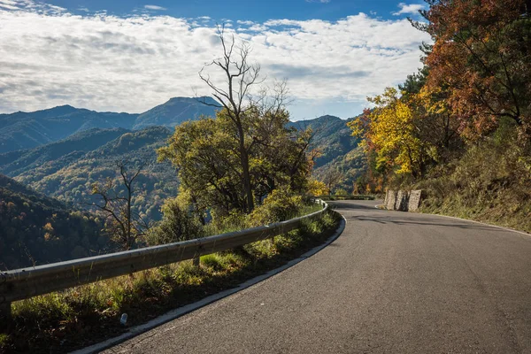 Schilderachtige berg herfst landschap in de buurt van dorp Langadia, Pelopon — Stockfoto