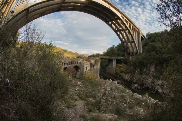 Neue Brücke und alte Brücke mit einer kleinen Kapelle in Karytaina, pelo — Stockfoto