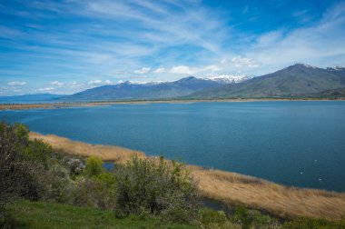 Doğal görünümünü dağ ve göl Prespa, Yunanistan