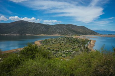 Doğal görünümünü dağ ve göl Prespa, Yunanistan